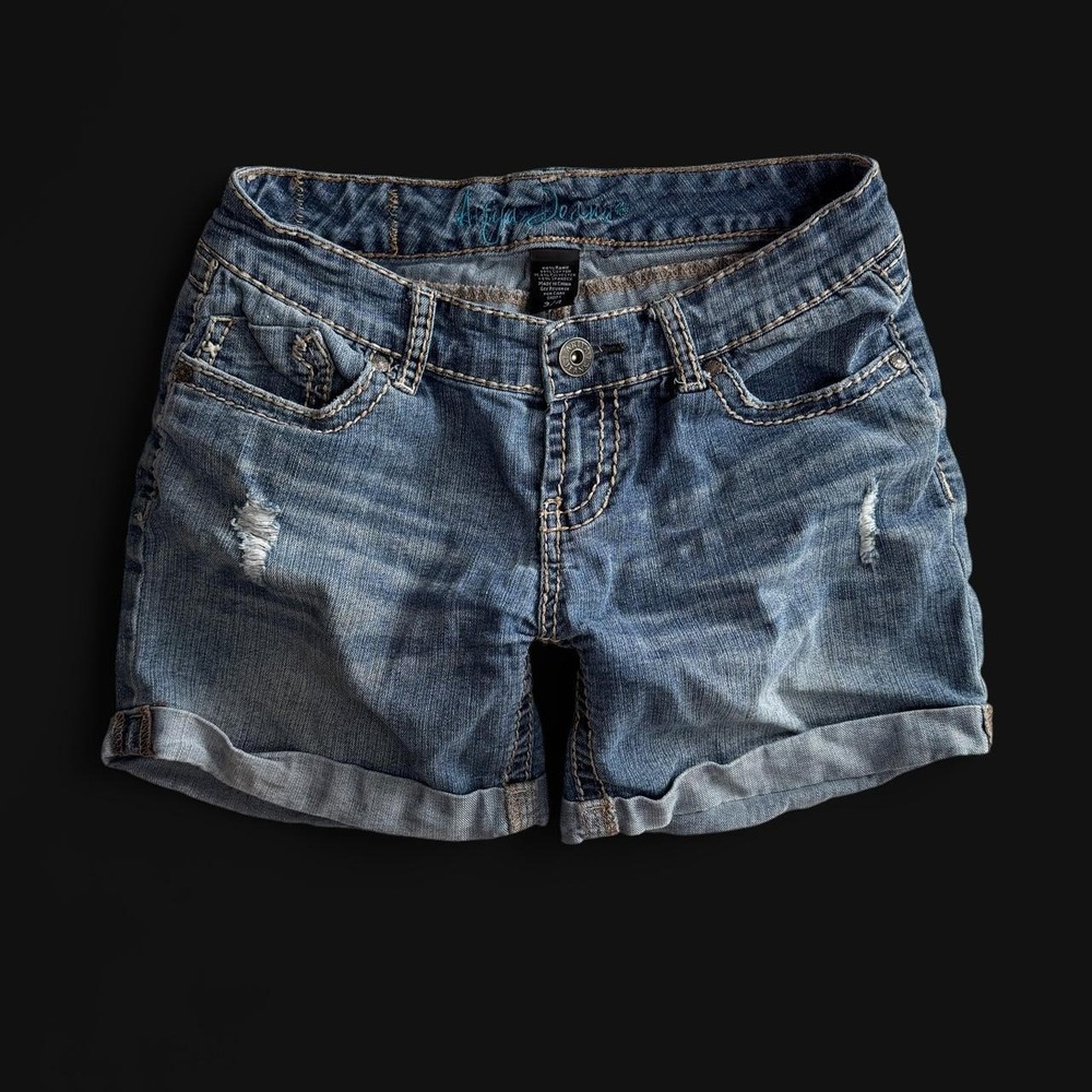Ariya Jeans Womens 3/4 Medium Wash Distressed Cuffed Denim Shorts Blue